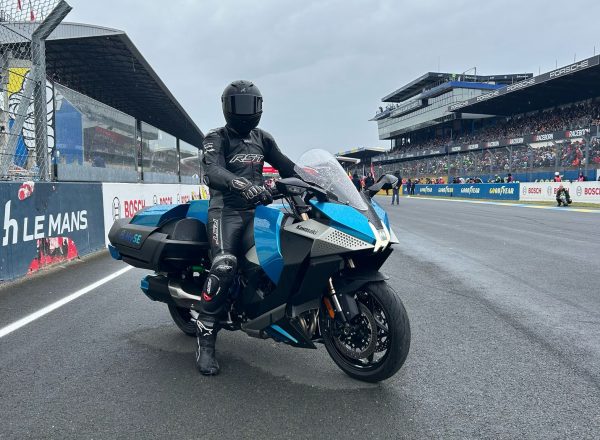 Le Mans demonstration of Kawasaki HySE hydrogen motorcycle